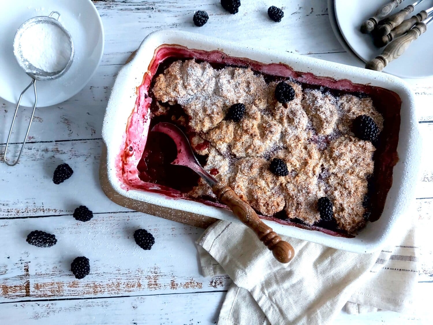 Cobbler in a tray on the table with a napkin