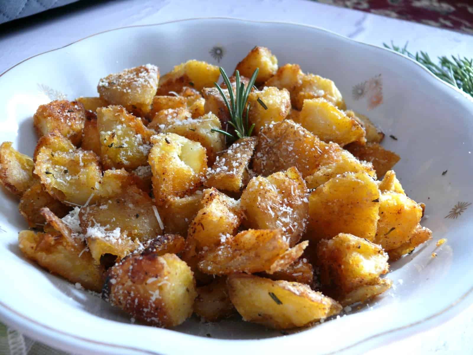 CRISPY GOLDEN ROAST POTATOES IN A SERVING DISH