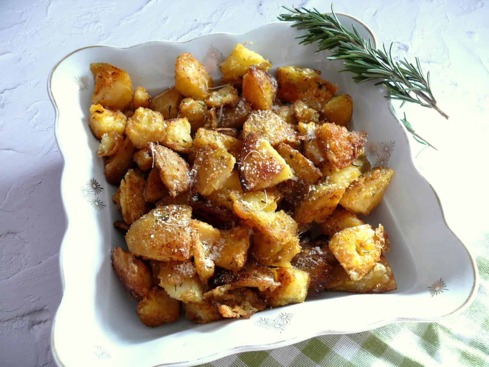 FINISHED ROASTED POTATOES DISH IN A SQUARE PLATE