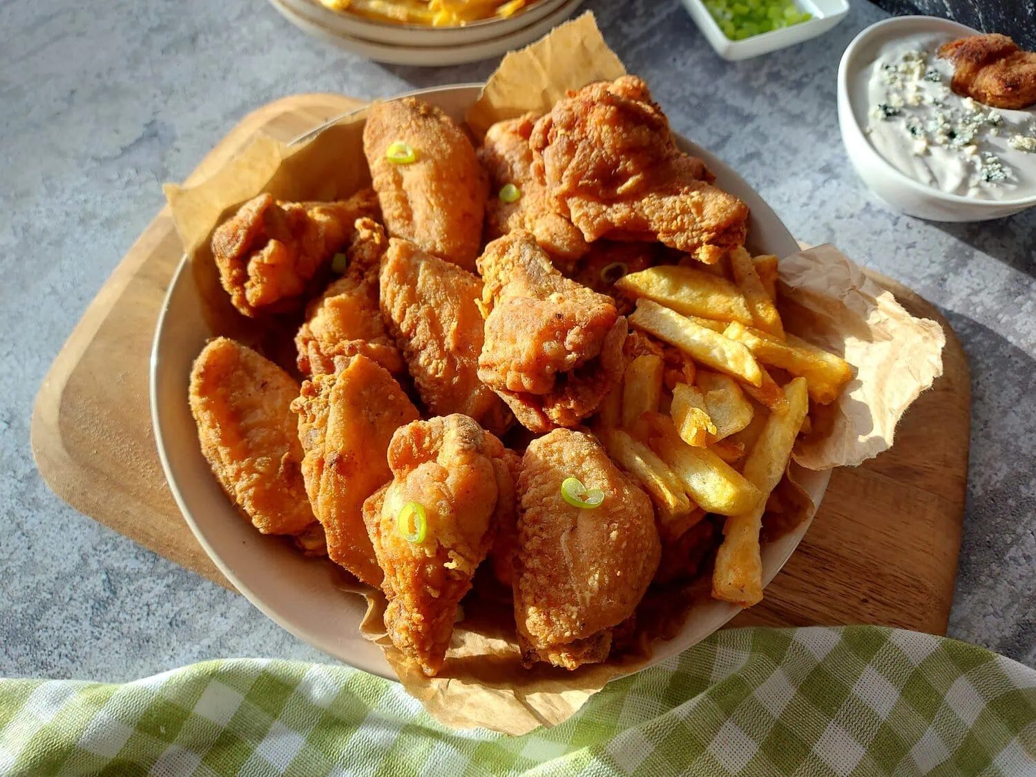 crispy fried chicken wings recipe Crispy fried chicken wings on a plate