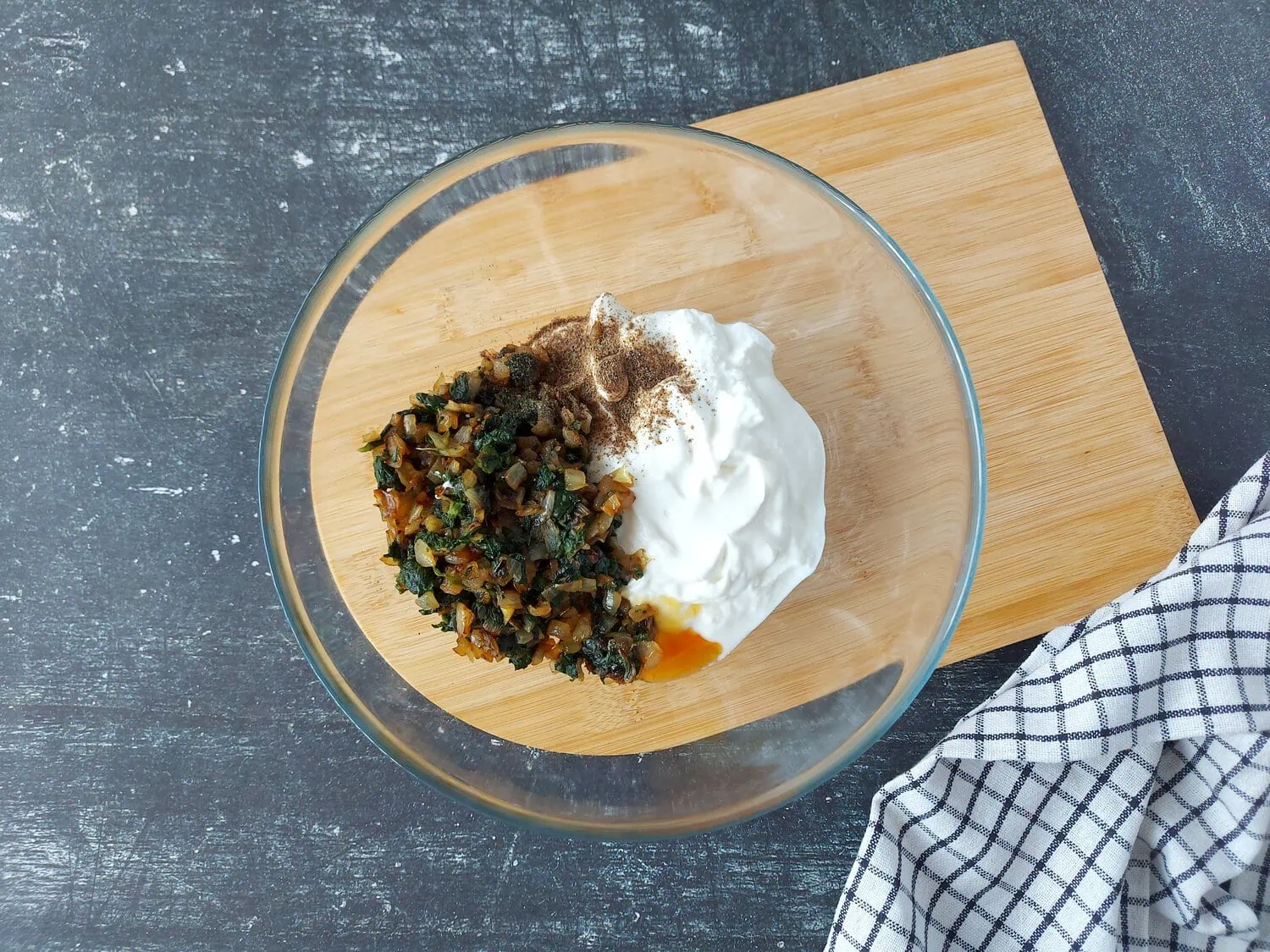 Bowl with ricotta cheese, sautéed onions, garlic, spinach and honey