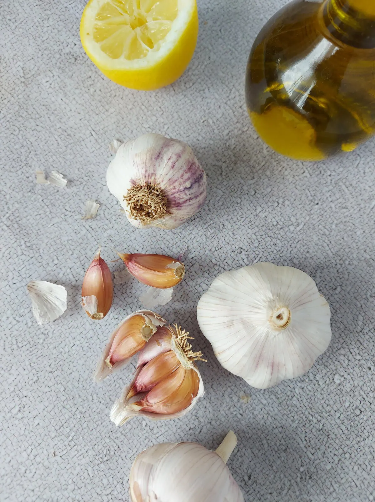 Ingredients for this garlic aioli sauce recipe: extra virgin olive oil, garlic cloves, half a lemon