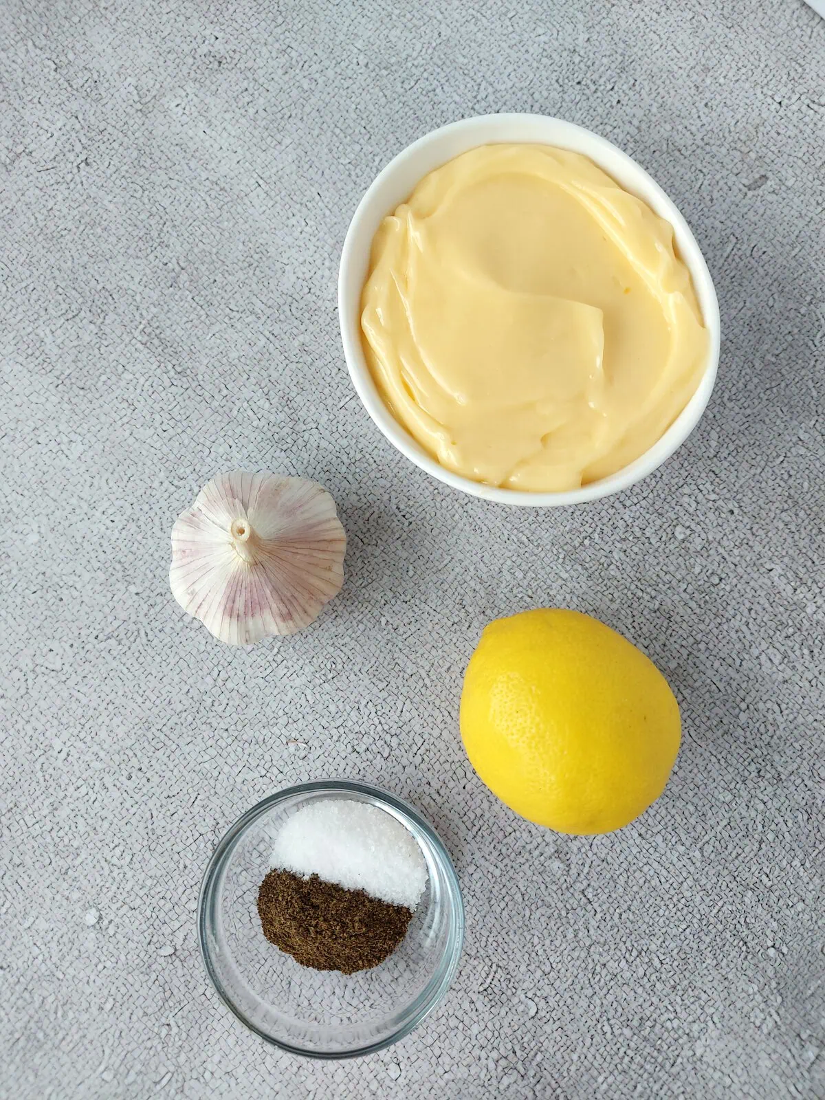 ingredients for this sauce: mayonnaise, garlic, lemon, salt and pepper