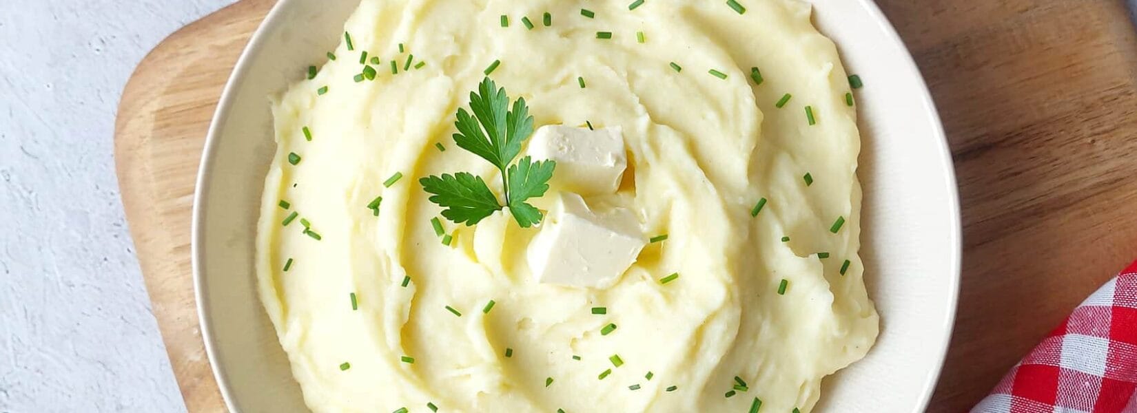 Easy Cheesy Mashed Potatoes Recipe (Rich and Creamy)