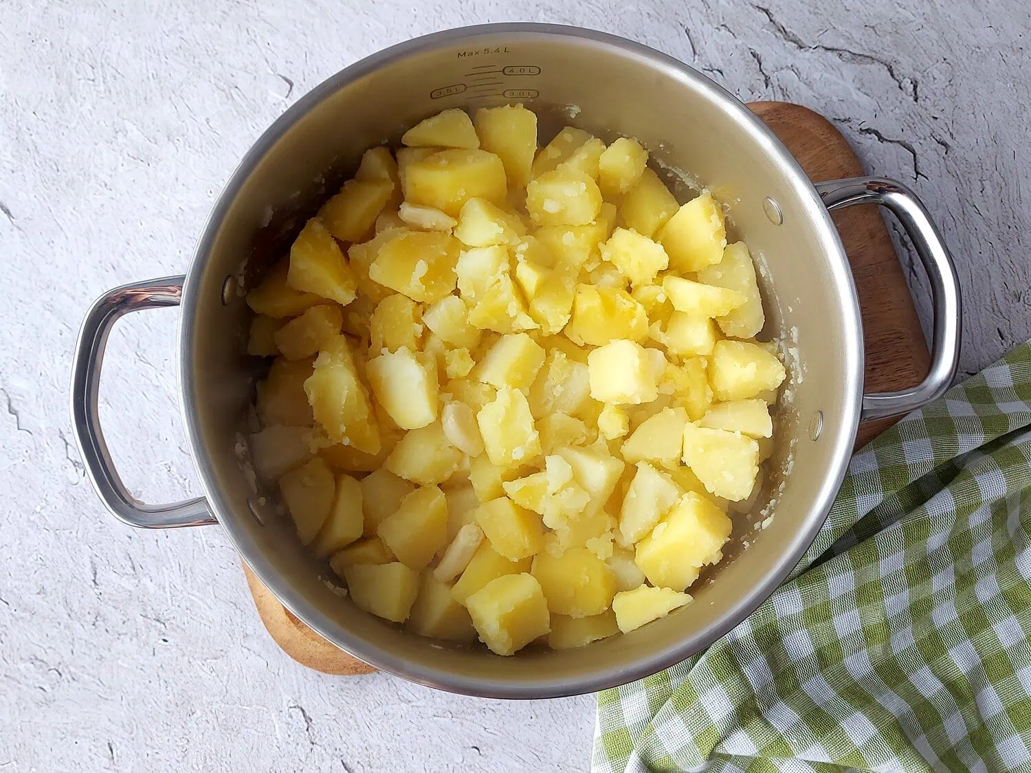 Boiled drained potatoes in a large pot